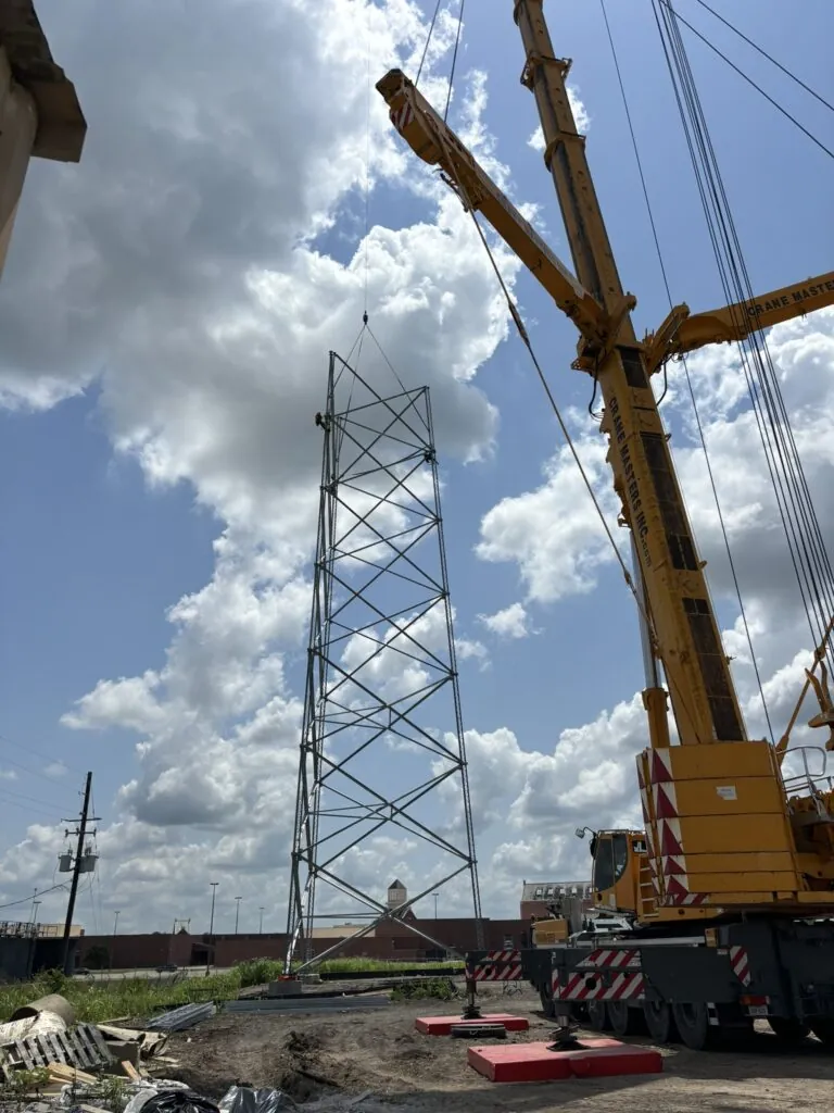 MONTAJE DE TORRE 440 ft E INSTALACIÓN RF