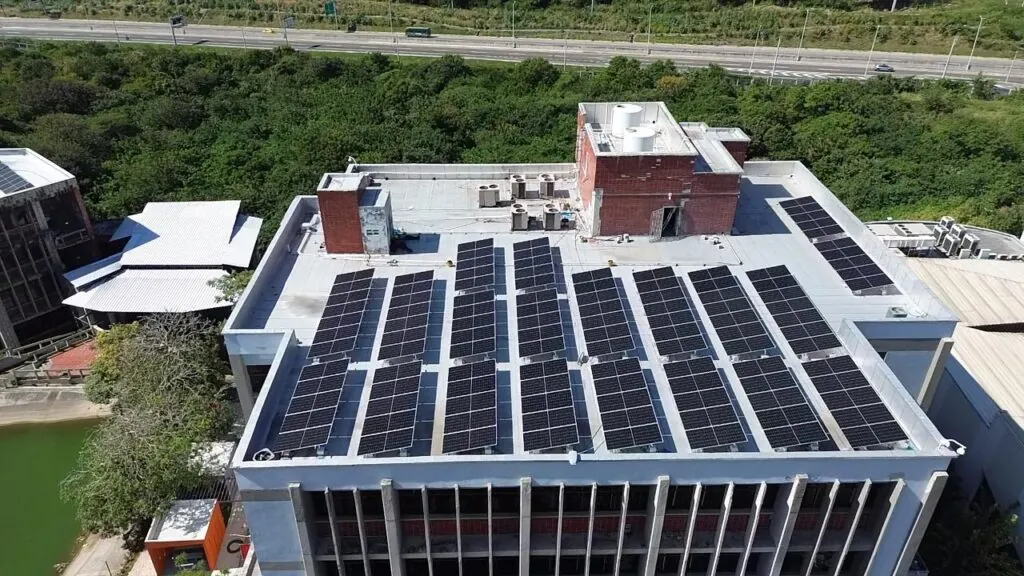 SISTEMA FOTOVOLTAICO 990 kWp, 1752 PANELES 565W