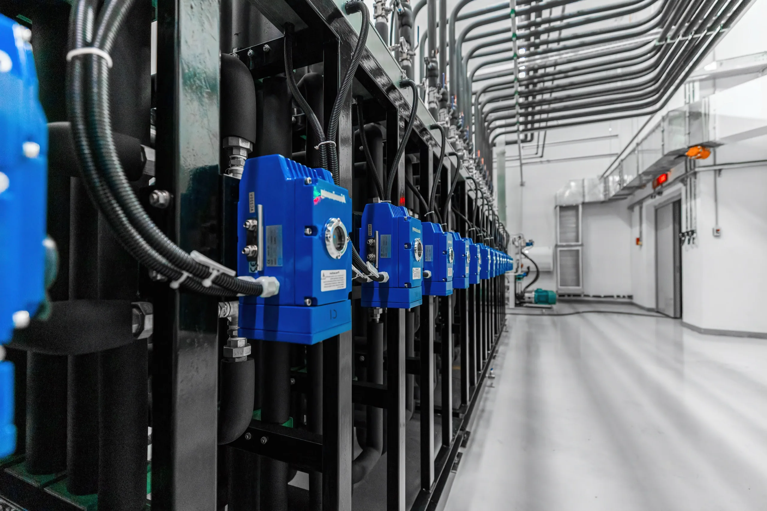 Imagen de referencia: actuadores eléctricos y canalización en el área técnica de un laboratorio